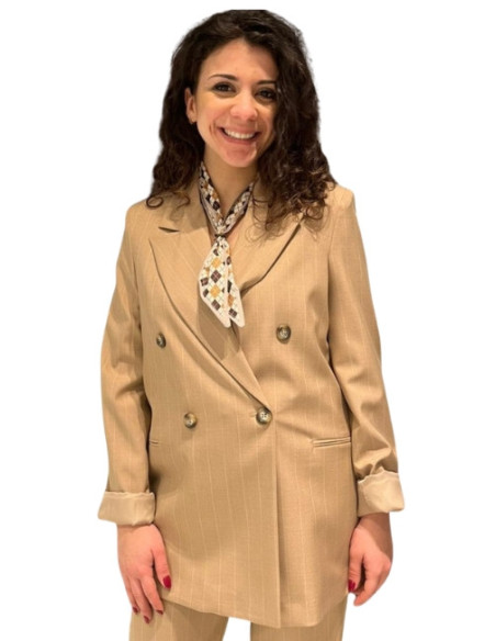 Giacca Doppiopetto Gessato con Foulard Camel