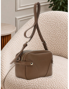 Camera Bag Marrone con Cuciture Geometriche e Logo...