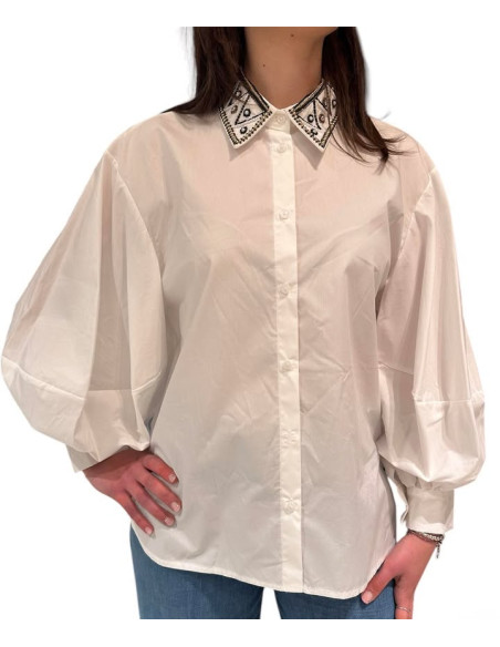 Camicia_ricami_perline_su_colletto_1.png