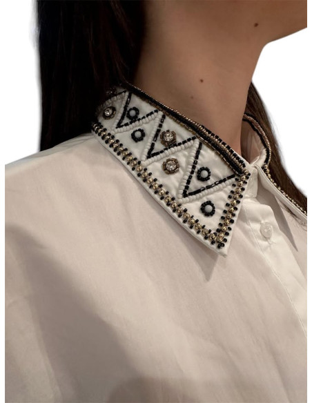Camicia_ricami_perline_su_colletto_2.png