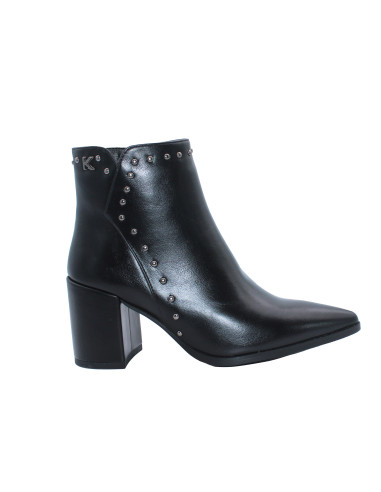 Tronchetto a punta con borchie