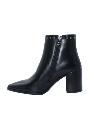 Tronchetto a punta con borchie