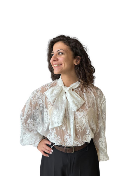 Camicia in pizzo con fiocco