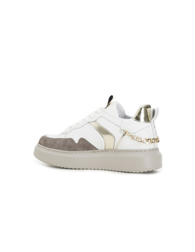 Sneakers_in_pelle_con_catena_dietro_e_decoro_Cafènoir_2.png