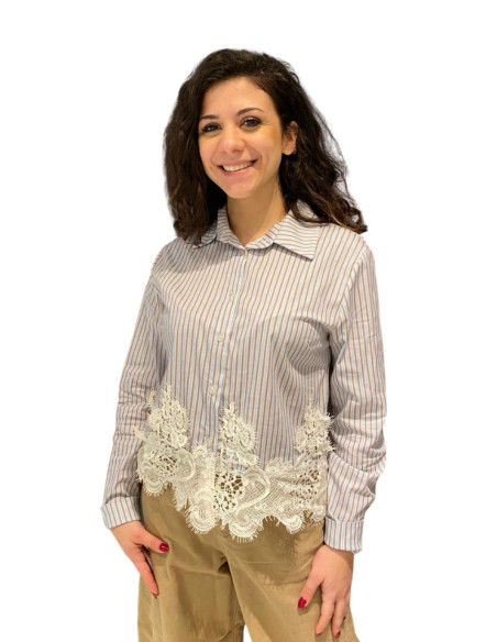 Camicia Donna Gessata con Pizzo Elegante | Look Chic e Versatile