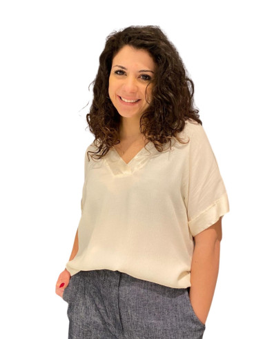 Blusa color latte con scollo a V e profilo in raso Zahjr
