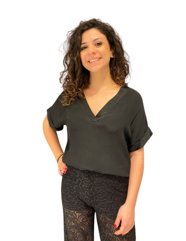 Blusa color nero con scollo a V e profilo in raso Zahjr