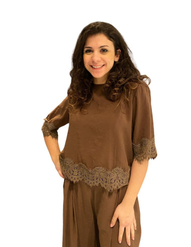 T-shirt Motel Tabacco con Pizzo al Fondo e Maniche